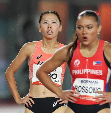 　女子８００メートルで４位でゴールした久保凛