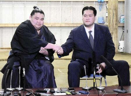 会見を行う旭富士（左）と伊勢ケ浜親方
