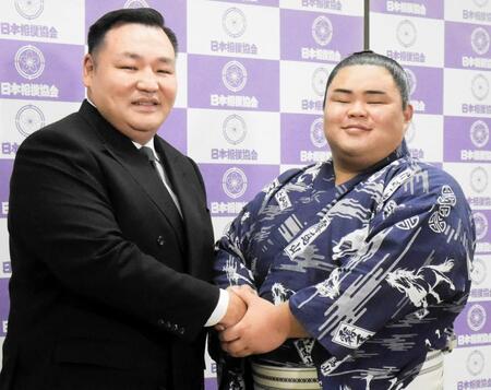 新十両会見を行った竜鳳と音羽山親方
