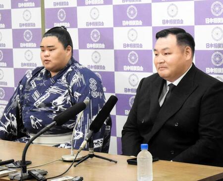 新十両会見を行った竜鳳と音羽山親方