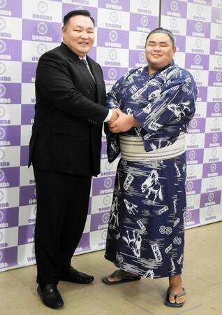 新十両会見を行った竜鳳と音羽山親方