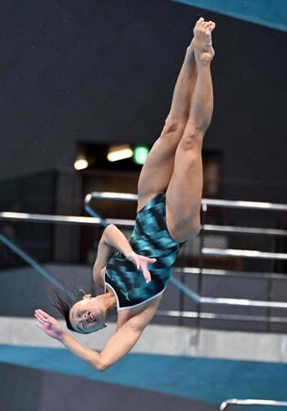 女子３メートル板飛び込み決勝　演技する三上紗也可