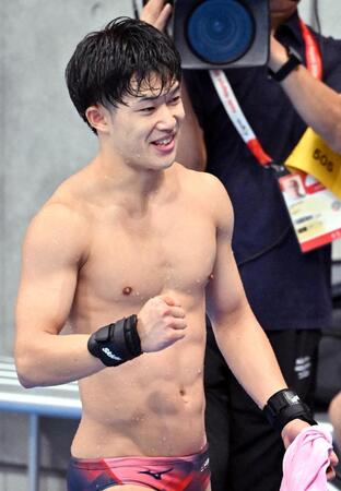男子高飛び込みの演技を終え、ガッツポーズする玉井陸斗