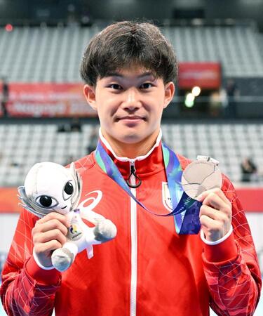 男子高飛び込みで銀メダルを獲得した玉井陸斗