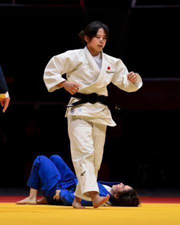 　女子４８キロ級決勝でカザフスタン選手（奥）に一本勝ちした近藤美月＝ＩＧアリーナ