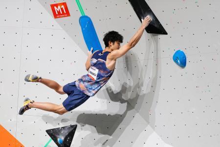 　男子ボルダー決勝　課題に挑む安楽宙斗＝名古屋市国際展示場第１展示館