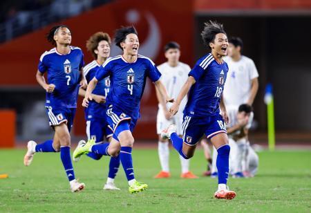　ＰＫ戦の末ウズベキスタンを破り、駆け出す嶋本（右端）ら日本イレブン＝ヤンマースタジアム長居