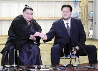 会見を行う旭富士（左）と伊勢ケ浜親方