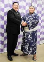 新十両会見を行った竜鳳と音羽山親方