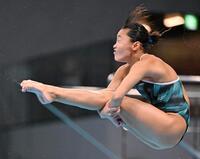 女子３メートル板飛び込み決勝　演技する三上紗也可