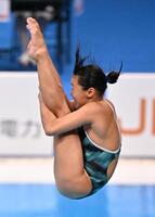 女子３メートル板飛び込み決勝　演技する三上紗也可