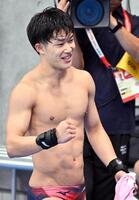 男子高飛び込みの演技を終え、ガッツポーズする玉井陸斗