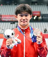 男子高飛び込みで銀メダルを獲得した玉井陸斗