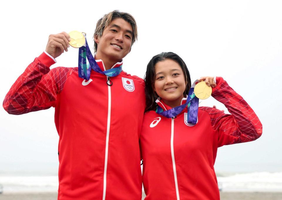 　金メダルを獲得した五十嵐カノア（左）と池田美来