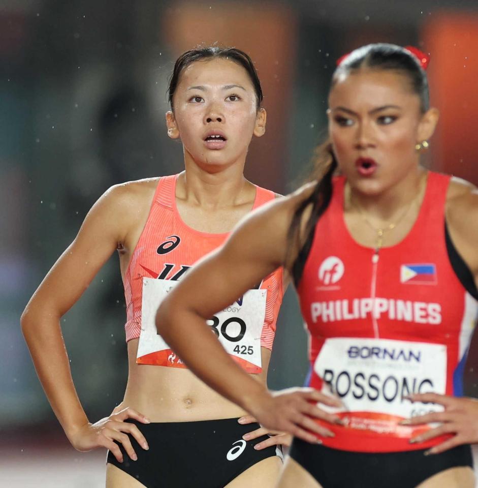 　女子８００メートルで４位でゴールした久保凛