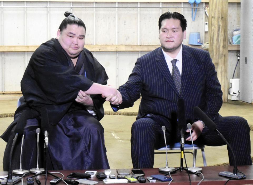 会見を行う旭富士（左）と伊勢ケ浜親方