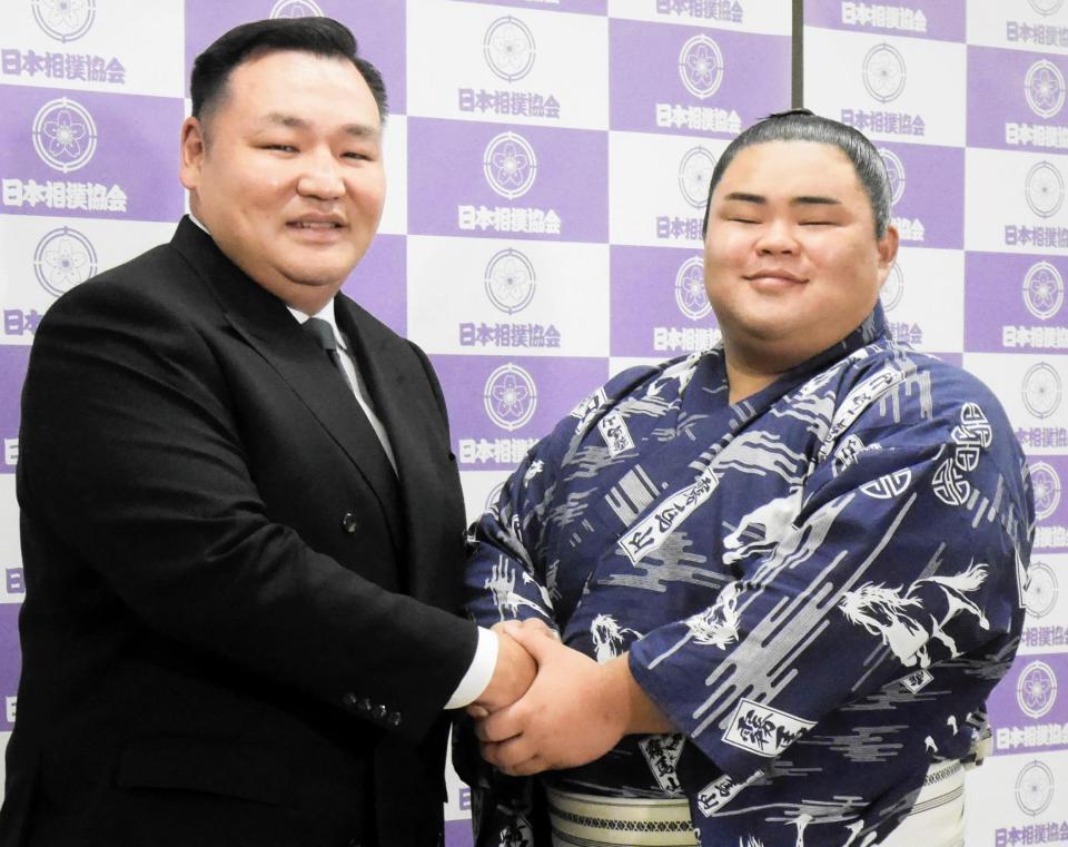 新十両会見を行った竜鳳と音羽山親方