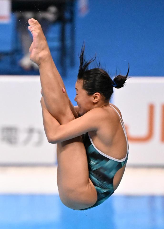女子３メートル板飛び込み決勝　演技する三上紗也可