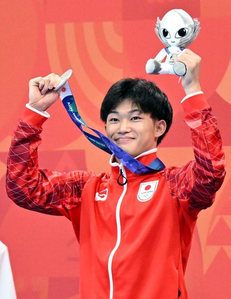 男子高飛び込みで銀メダルを獲得し、歓声に応える玉井陸斗
