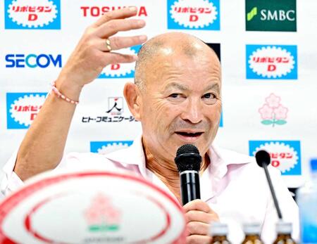 　取材に応じるラグビー日本代表のエディー・ジョーンズ・ヘッドコーチ＝９月