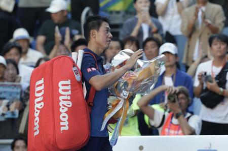 声援に応える錦織圭（撮影・佐々木彰尚）