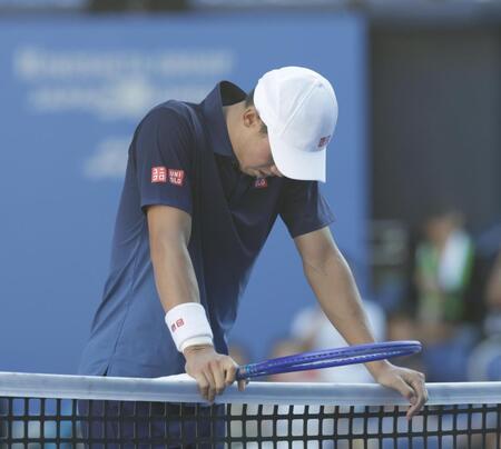 試合終了。ネットに手をおく錦織圭（撮影・佐々木彰尚）