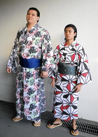 相撲教習所の入所式に参加した砂武蔵（左）と新道