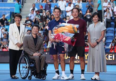 写真におさまる（左から）杉山愛、国枝慎吾、錦織圭、日本代表・添田豪監督、伊達公子（撮影・佐々木彰尚）