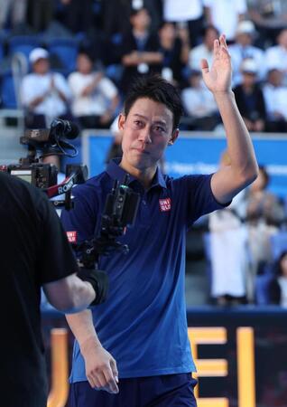 声援に応える錦織圭（撮影・佐々木彰尚）