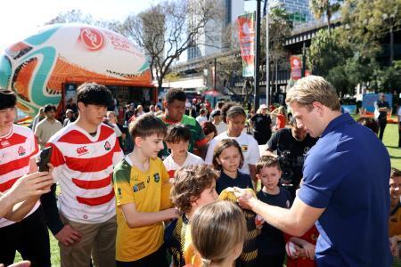 　ラグビーＷ杯開幕１年前イベントでファンにサインをするオーストラリア代表のジョーゲンセン（右）＝１日、シドニー（ワールドラグビー提供・ゲッティ＝共同）