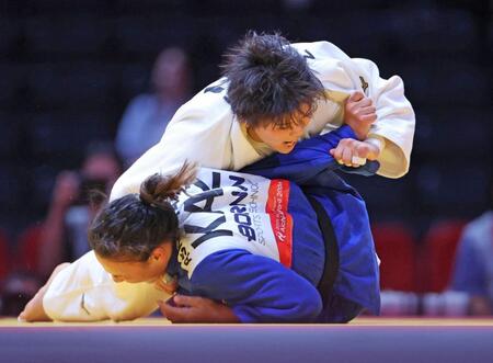 女子７０キロ級決勝　カザフスタン選（手前）から技ありを奪う前田凜　