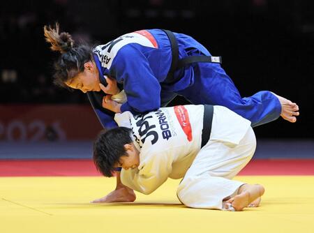 女子７０キロ級決勝　カザフスタン選手を攻める前田凜