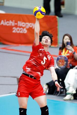 男子準々決勝　日本－カタール　第１セット、スパイクを放つ大塚