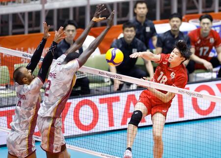 男子準々決勝　日本－カタール　第１セット、スパイクを決める西山