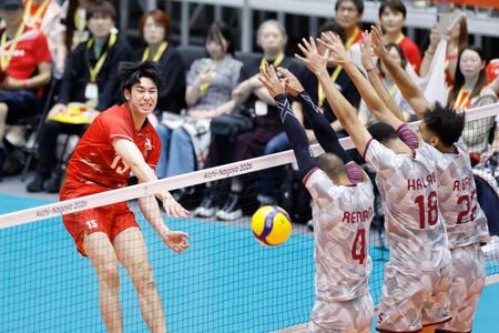 男子準々決勝　日本－カタール　第１セット、スパイクを決める甲斐