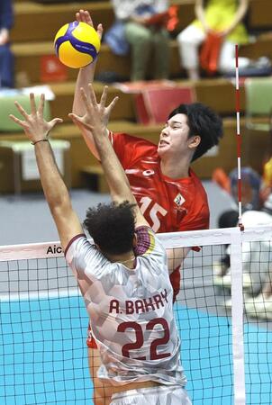 男子準々決勝　日本－カタール　第１セット、スパイクを決める甲斐