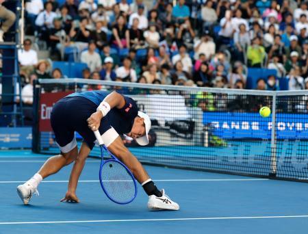 　シングルス１回戦で敗れた錦織圭。ネット際の球を追えず、現役生活に幕を下ろした＝有明テニスの森公園
