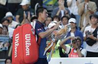 声援に応える錦織圭（撮影・佐々木彰尚）