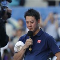 涙ぐみながらインタビューに答えた錦織圭（撮影・佐々木彰尚）