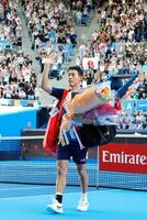 木下グループ・ジャパン・オープンのシングルス１回戦で敗れ、花束を手に引き揚げる錦織圭。現役最後の大会を終えた