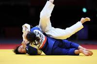 女子７０キロ級決勝　カザフスタン選手（手前）を攻める前田凜