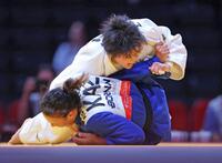 女子７０キロ級決勝　カザフスタン選（手前）から技ありを奪う前田凜　