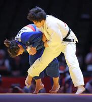 女子７０キロ級決勝　カザフスタン選手から技ありを奪う前田凜　