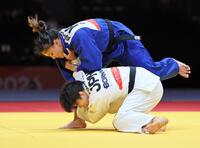 女子７０キロ級決勝　カザフスタン選手を攻める前田凜