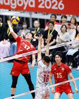 男子準々決勝　日本－カタール　第１セット、スパイクを放つ西本（左）