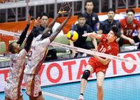 男子準々決勝　日本－カタール　第１セット、スパイクを決める西山