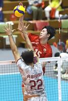 男子準々決勝　日本－カタール　第１セット、スパイクを決める甲斐