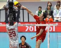 男子準々決勝　日本－カタール　第１セット、スパイクを決める甲斐