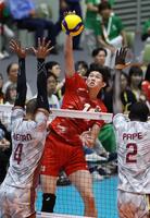 男子準々決勝　日本－カタール　第２セット、スパイクを決める西山