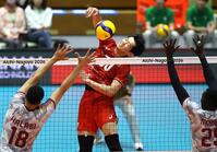 男子準々決勝　日本－カタール　第１セット、スパイクを決める西川
